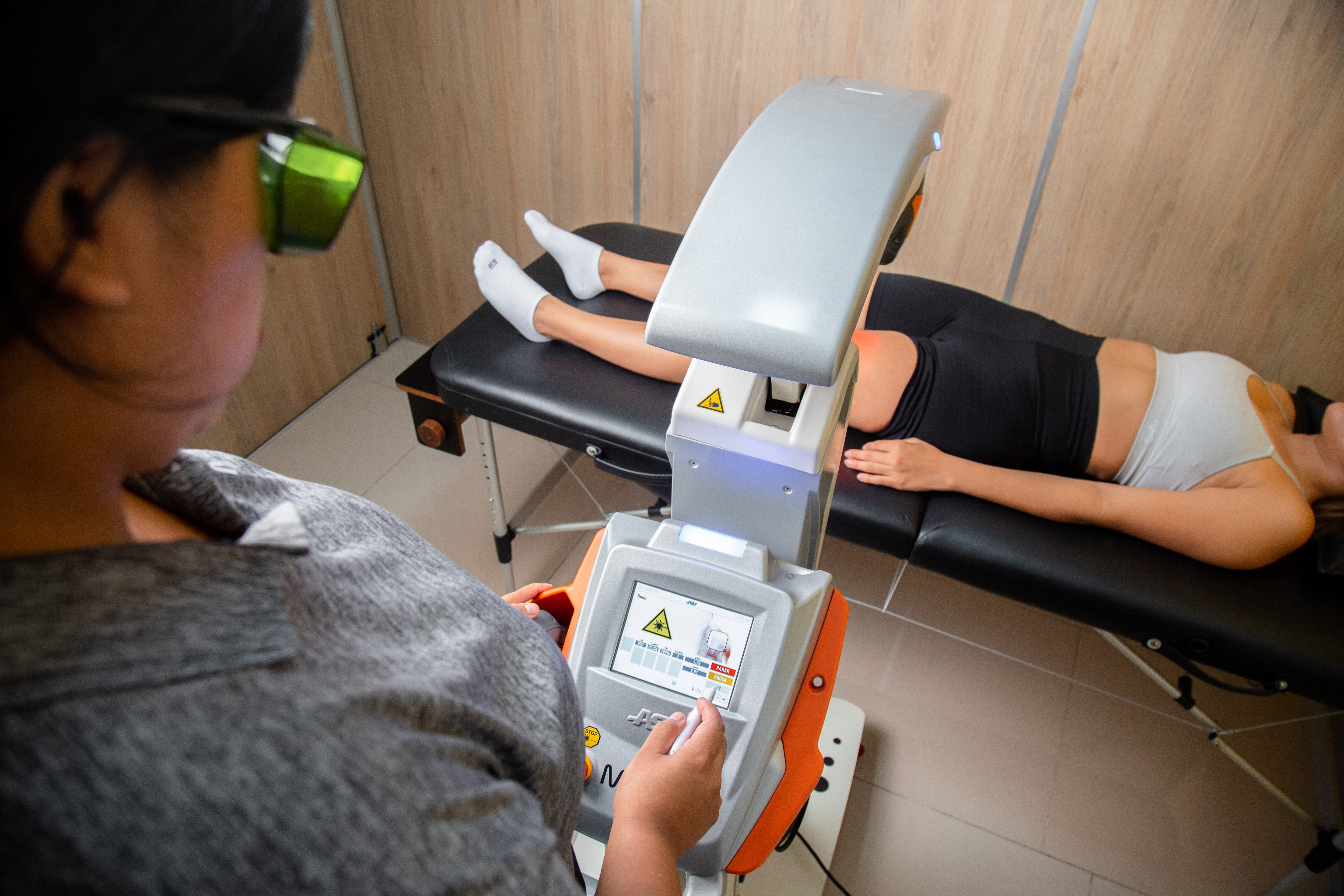 Fisioterapeuta MUV_ON operando láser Zimmer